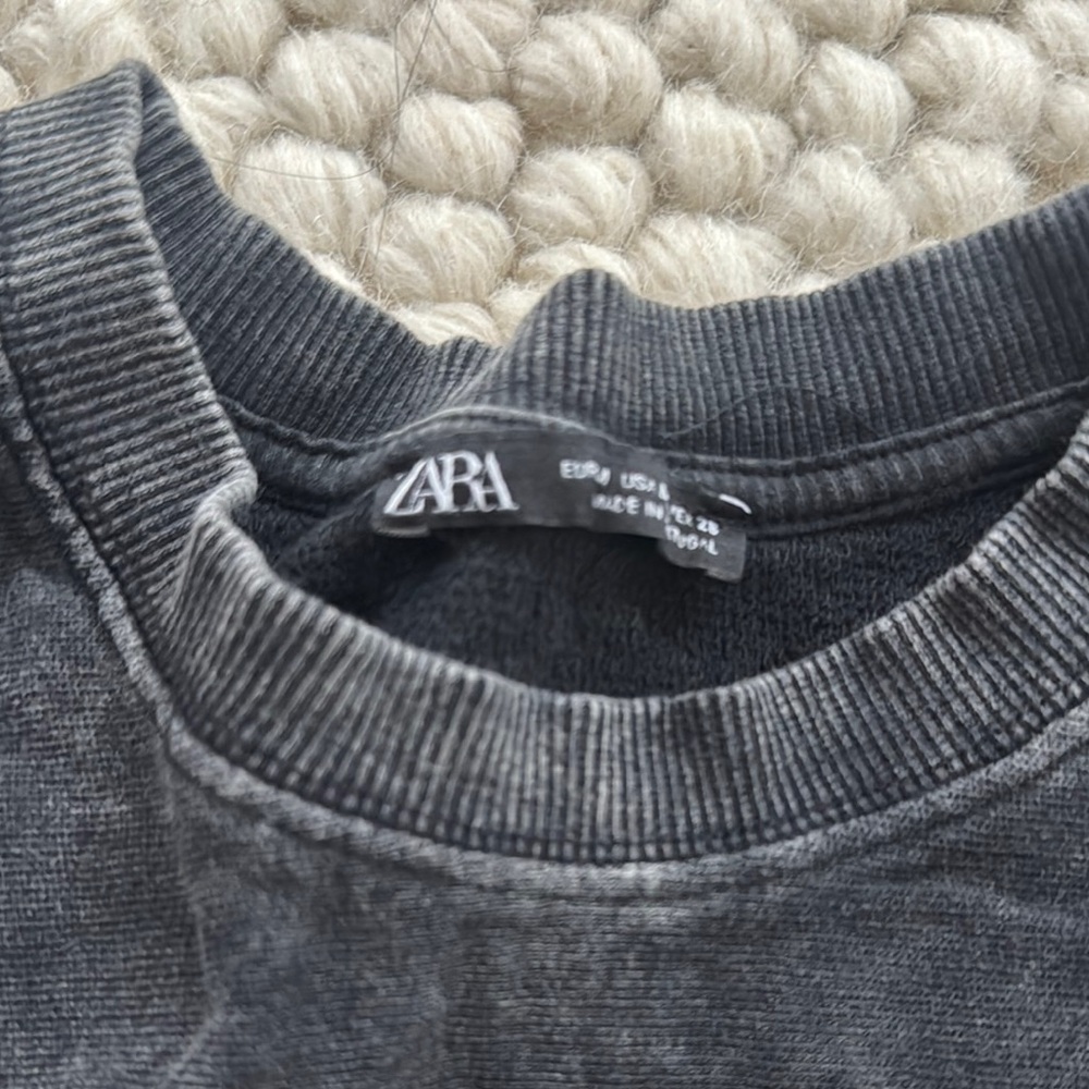 Zara Black Crew Neck Sweater with Modern Cropped Design - Picture 2 of 3